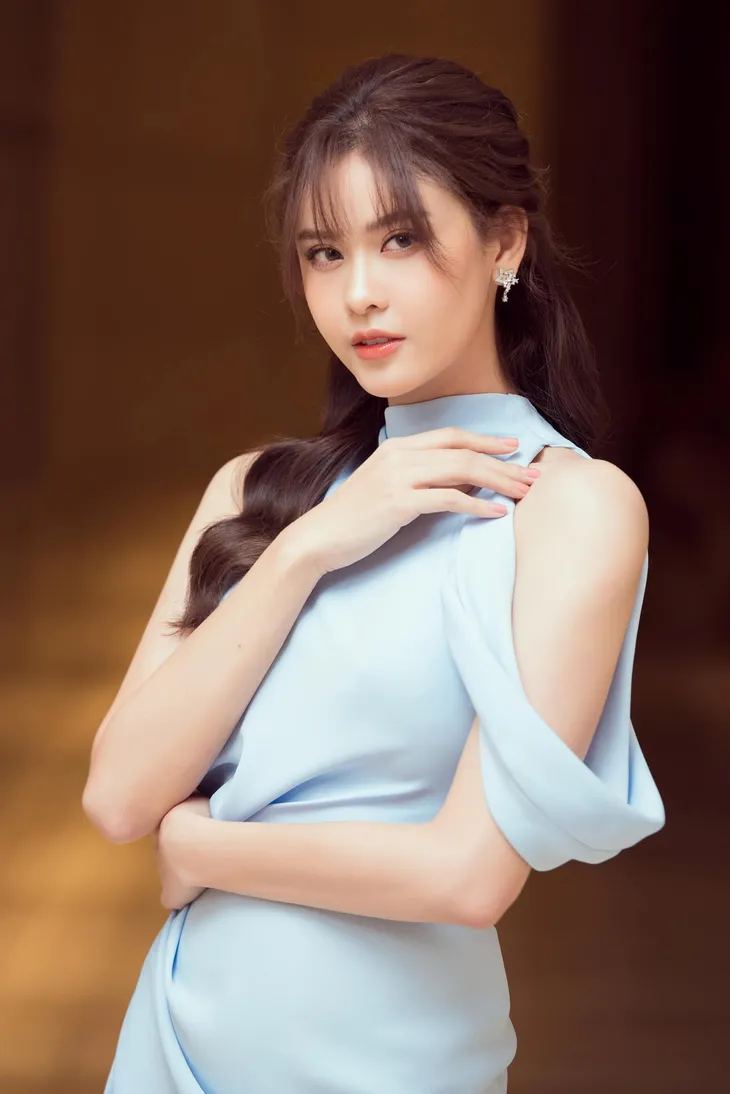 Sau nhiều biến cố, Trương Quỳnh Anh trở lại đầy quyến rũ trong phim mới - Ảnh 4. Sau nhiều biến cố, Trương Quỳnh Anh trở lại đầy quyến rũ trong phim mới - Ảnh 4.