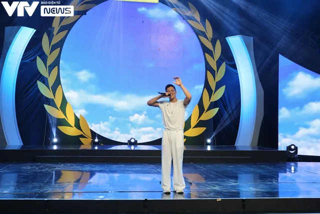 Trọng Hiếu giản dị xuất hiện trong Gala 20 năm Đường lên đỉnh Olympia - Ảnh 1. Trọng Hiếu giản dị xuất hiện trong Gala 20 năm Đường lên đỉnh Olympia - Ảnh 1.
