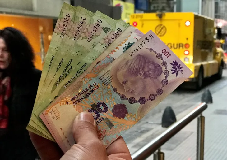 Thị trường ngoại tệ tự do Argentina hỗn loạn vì siết chặt tiền tệ - Ảnh 1. Thị trường ngoại tệ tự do Argentina hỗn loạn vì siết chặt tiền tệ - Ảnh 1.