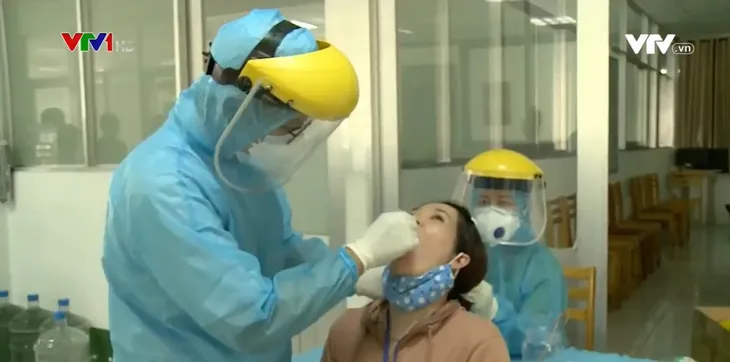 Lấy mẫu xét nghiệm trong cộng đồng để kiểm soát dịch bệnh - Ảnh 1. Lấy mẫu xét nghiệm trong cộng đồng để kiểm soát dịch bệnh - Ảnh 1.