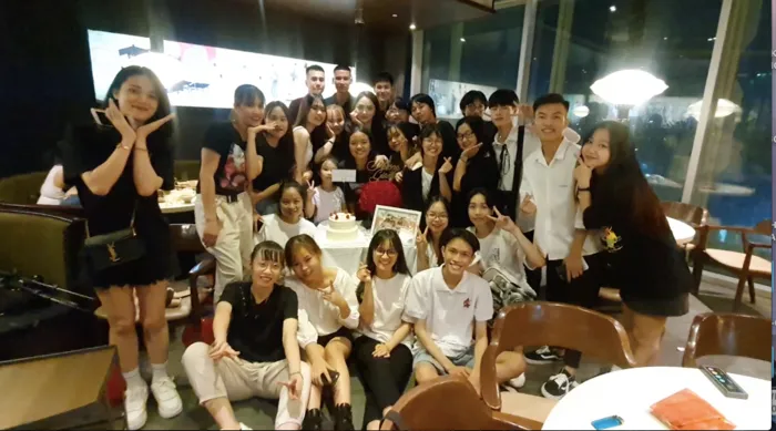 Hương Giang sắm đồ hiệu, chi hàng chục triệu đồng cho fan và nhân viên - Ảnh 1. Hương Giang sắm đồ hiệu, chi hàng chục triệu đồng cho fan và nhân viên - Ảnh 1.