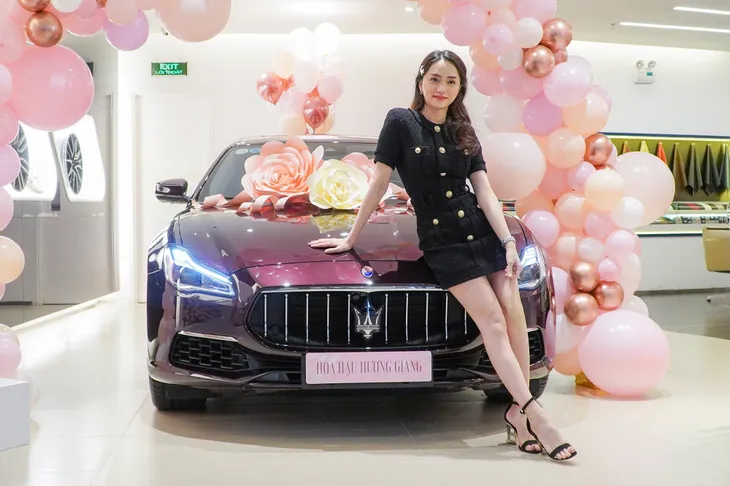 Hương Giang sắm đồ hiệu, chi hàng chục triệu đồng cho fan và nhân viên - Ảnh 3. Hương Giang sắm đồ hiệu, chi hàng chục triệu đồng cho fan và nhân viên - Ảnh 3.