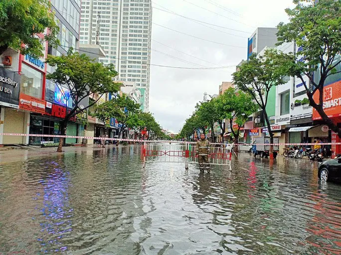 Đà Nẵng mưa xối xả, nhiều tuyến đường bị ngập - Ảnh 3. Đà Nẵng mưa xối xả, nhiều tuyến đường bị ngập - Ảnh 3.