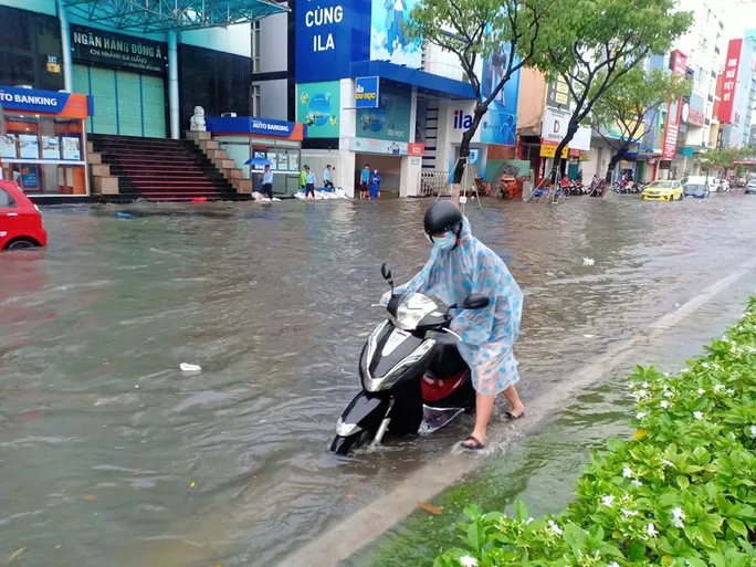 Đà Nẵng mưa xối xả, nhiều tuyến đường bị ngập - Ảnh 5. Đà Nẵng mưa xối xả, nhiều tuyến đường bị ngập - Ảnh 5.