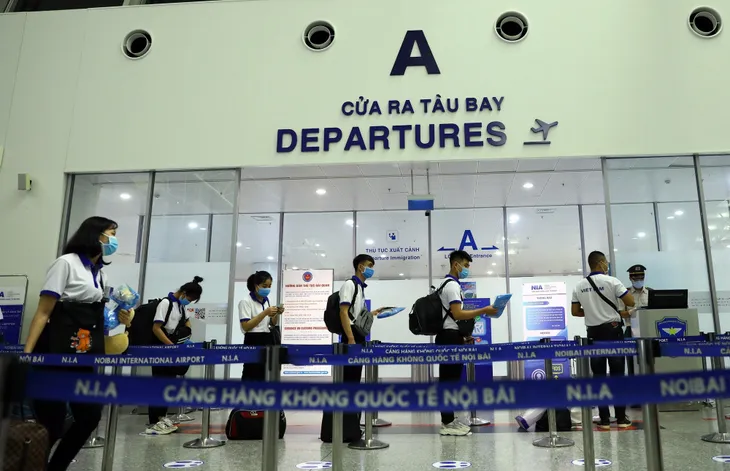 Chuyến bay thương mại quốc tế đầu tiên sau COVID-19 đã cất cánh - Ảnh 2. Chuyến bay thương mại quốc tế đầu tiên sau COVID-19 đã cất cánh - Ảnh 2.