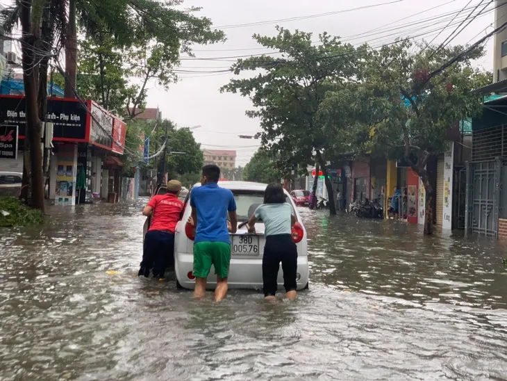 Đêm 19/9, khu vực Bắc Bộ, Thanh Hóa, Nghệ An mưa to - Ảnh 1. Đêm 19/9, khu vực Bắc Bộ, Thanh Hóa, Nghệ An mưa to - Ảnh 1.