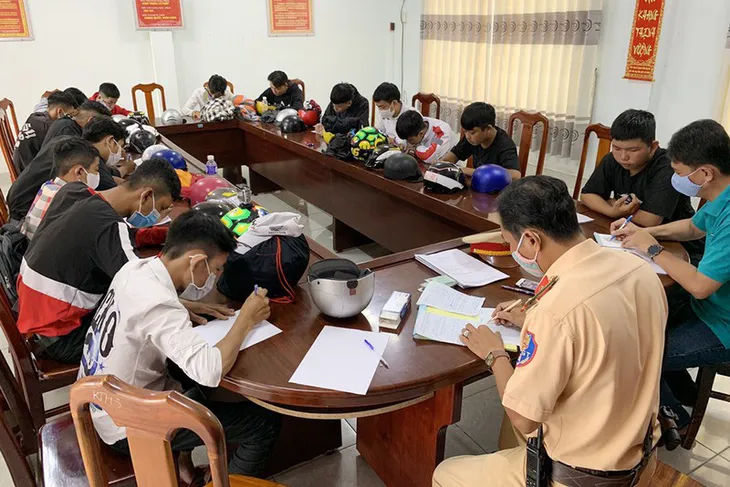 Chặn đứng hàng chục thanh thiếu niên tụ tập đua xe trái phép trong đêm - Ảnh 1. Chặn đứng hàng chục thanh thiếu niên tụ tập đua xe trái phép trong đêm - Ảnh 1.