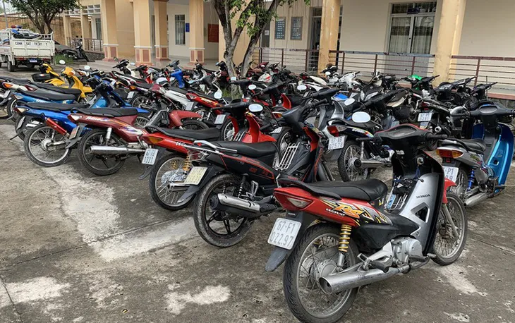 Chặn đứng hàng chục thanh thiếu niên tụ tập đua xe trái phép trong đêm - Ảnh 2. Chặn đứng hàng chục thanh thiếu niên tụ tập đua xe trái phép trong đêm - Ảnh 2.