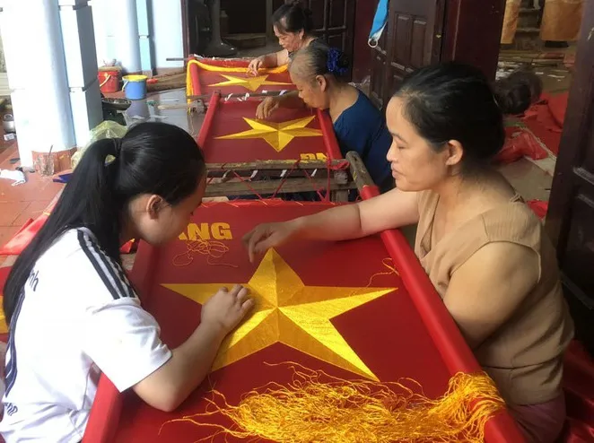 Ghé thăm ngôi làng may cờ Tổ quốc - Ảnh 1.