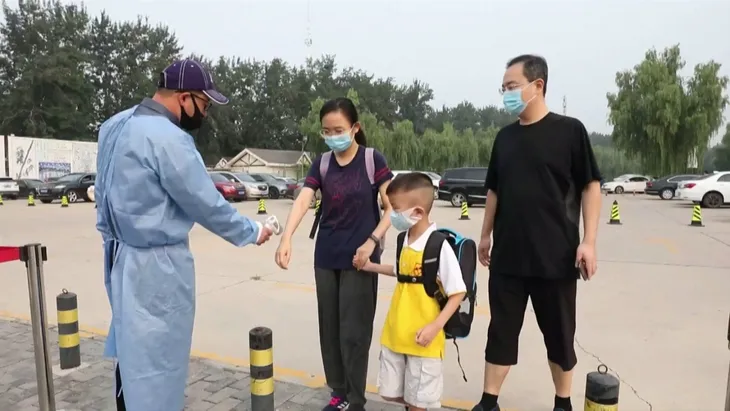 Trường học trên thế giới phòng chống COVID-19 thế nào khi đón học sinh trở lại? - Ảnh 1. Trường học trên thế giới phòng chống COVID-19 thế nào khi đón học sinh trở lại? - Ảnh 1.