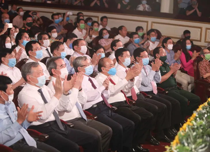 Tổ quốc tôi chưa đẹp thế bao giờ tái hiện hành trình vĩ đại của dân tộc Việt Nam trong 75 năm qua - Ảnh 3. Tổ quốc tôi chưa đẹp thế bao giờ tái hiện hành trình vĩ đại của dân tộc Việt Nam trong 75 năm qua - Ảnh 3.