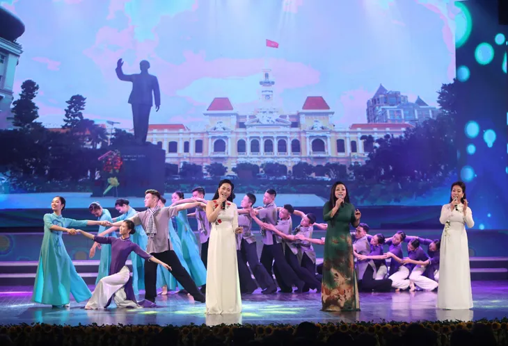 Tổ quốc tôi chưa đẹp thế bao giờ tái hiện hành trình vĩ đại của dân tộc Việt Nam trong 75 năm qua - Ảnh 5. Tổ quốc tôi chưa đẹp thế bao giờ tái hiện hành trình vĩ đại của dân tộc Việt Nam trong 75 năm qua - Ảnh 5.