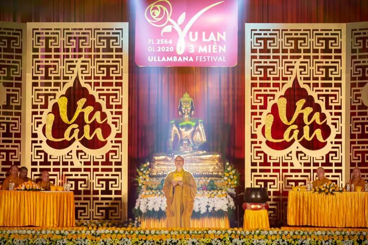Những hình ảnh lắng đọng, trọn vẹn ý nghĩa của Đại lễ Vu Lan 3 miền - Ảnh 2. Những hình ảnh lắng đọng, trọn vẹn ý nghĩa của Đại lễ Vu Lan 3 miền - Ảnh 2.
