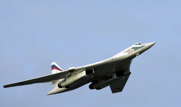 Máy bay Tu-160 của Nga lập kỷ lục chuyến bay thẳng dài nhất thế giới - Ảnh 1. Máy bay Tu-160 của Nga lập kỷ lục chuyến bay thẳng dài nhất thế giới - Ảnh 1.