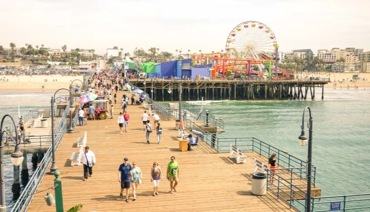 Cầu cảng Santa Monica, Mỹ hồi sinh sau hơn 6 tháng đóng cửa do dịch COVID-19 - Ảnh 1. Cầu cảng Santa Monica, Mỹ hồi sinh sau hơn 6 tháng đóng cửa do dịch COVID-19 - Ảnh 1.