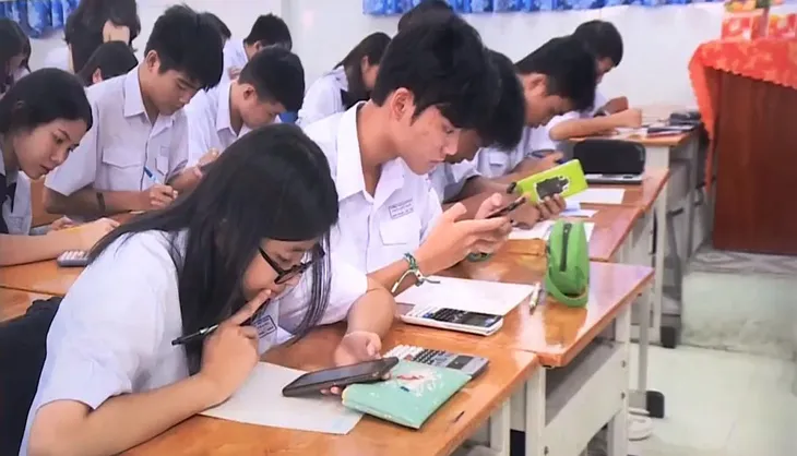 Học sinh được sử dụng điện thoại trong lớp - Thầy cô, phụ huynh nghĩ gì? - Ảnh 1. Học sinh được sử dụng điện thoại trong lớp - Thầy cô, phụ huynh nghĩ gì? - Ảnh 1.