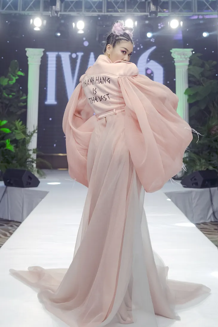 “Chị đại” Thanh Hằng “xuất cung”, catwalk hút hồn trên sàn runway - Ảnh 2. “Chị đại” Thanh Hằng “xuất cung”, catwalk hút hồn trên sàn runway - Ảnh 2.