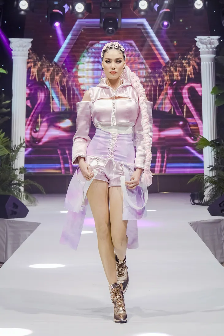“Chị đại” Thanh Hằng “xuất cung”, catwalk hút hồn trên sàn runway - Ảnh 4. “Chị đại” Thanh Hằng “xuất cung”, catwalk hút hồn trên sàn runway - Ảnh 4.
