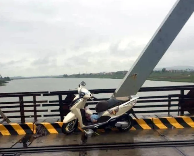 Nhảy xuống sông cứu người, tài xế xe tải và nạn nhân cùng bị đuối nước - Ảnh 1. Nhảy xuống sông cứu người, tài xế xe tải và nạn nhân cùng bị đuối nước - Ảnh 1.