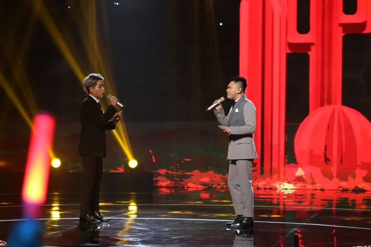 Song ca cùng Khắc Việt, Đức Phúc cố gắng... không quên lời - Ảnh 2. Song ca cùng Khắc Việt, Đức Phúc cố gắng... không quên lời - Ảnh 2.