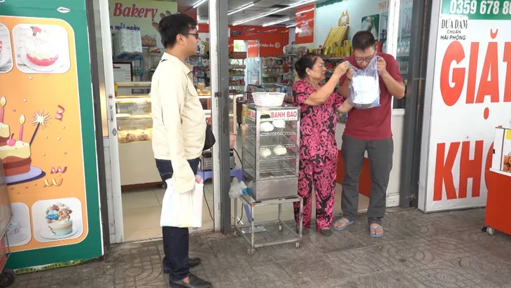 Sitcom Khu dân cư rắc rối: Chuyện an toàn thực phẩm khiến các bà nội chợ sốt xình xịch - Ảnh 2. Sitcom Khu dân cư rắc rối: Chuyện an toàn thực phẩm khiến các bà nội chợ sốt xình xịch - Ảnh 2.