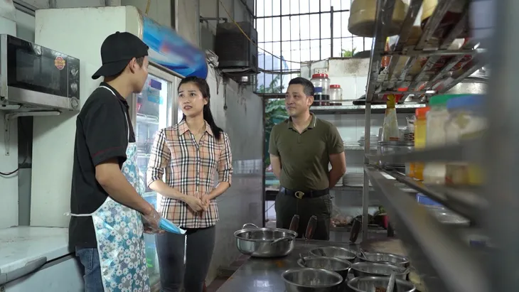 Sitcom Khu dân cư rắc rối: Chuyện an toàn thực phẩm khiến các bà nội chợ sốt xình xịch - Ảnh 3. Sitcom Khu dân cư rắc rối: Chuyện an toàn thực phẩm khiến các bà nội chợ sốt xình xịch - Ảnh 3.