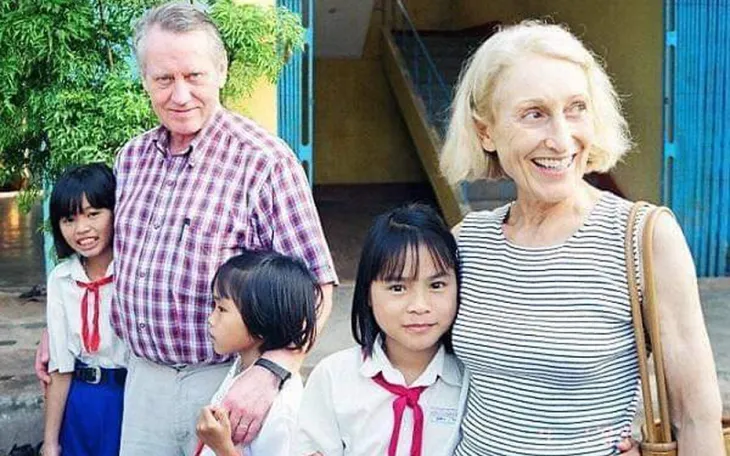Vì sao vị tỷ phú Mỹ Chuck Feeney lại cho đi hết số tiền 8 tỷ USD? - Ảnh 4. Vì sao vị tỷ phú Mỹ Chuck Feeney lại cho đi hết số tiền 8 tỷ USD? - Ảnh 4.