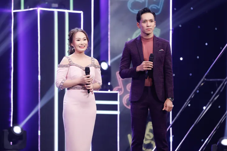 2 lần phẫu thuật dây thanh quản, vợ cũ MC Thành Trung bất ngờ trở lại sân khấu với con gái - Ảnh 1. 2 lần phẫu thuật dây thanh quản, vợ cũ MC Thành Trung bất ngờ trở lại sân khấu với con gái - Ảnh 1.