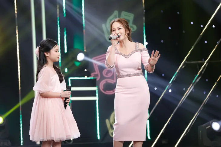 2 lần phẫu thuật dây thanh quản, vợ cũ MC Thành Trung bất ngờ trở lại sân khấu với con gái - Ảnh 2. 2 lần phẫu thuật dây thanh quản, vợ cũ MC Thành Trung bất ngờ trở lại sân khấu với con gái - Ảnh 2.