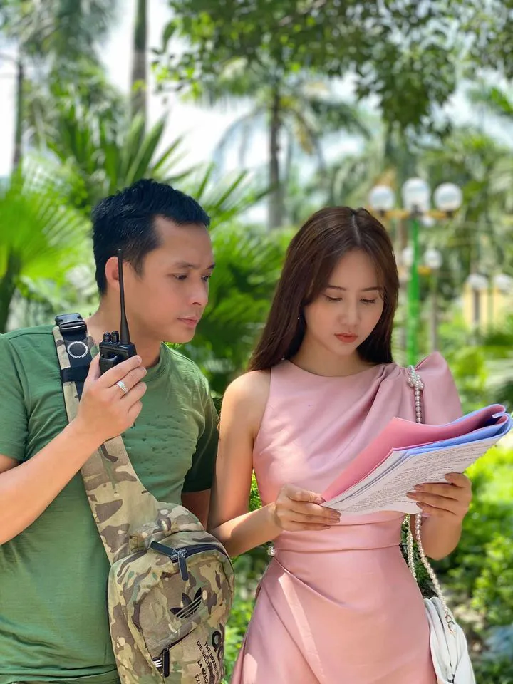 Huyền Lizzie tung ảnh hậu trường cực gợi cảm bên Mạnh Trường phong trần - Ảnh 6. Huyền Lizzie tung ảnh hậu trường cực gợi cảm bên Mạnh Trường phong trần - Ảnh 6.