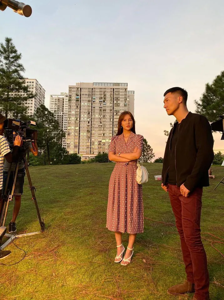 Huyền Lizzie tung ảnh hậu trường cực gợi cảm bên Mạnh Trường phong trần - Ảnh 3. Huyền Lizzie tung ảnh hậu trường cực gợi cảm bên Mạnh Trường phong trần - Ảnh 3.