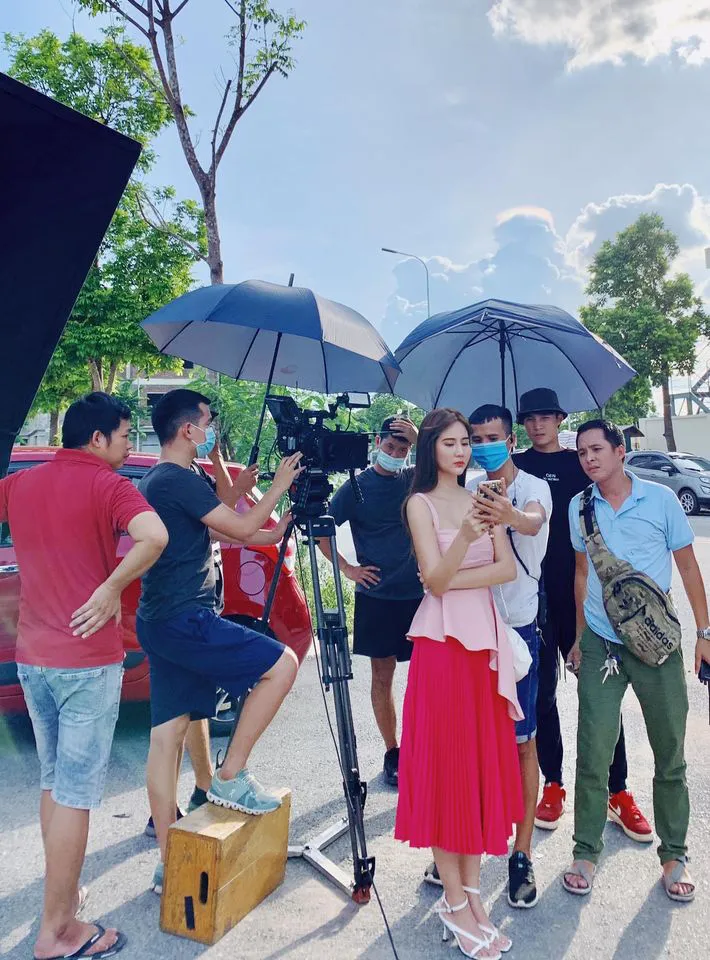 Huyền Lizzie tung ảnh hậu trường cực gợi cảm bên Mạnh Trường phong trần - Ảnh 7. Huyền Lizzie tung ảnh hậu trường cực gợi cảm bên Mạnh Trường phong trần - Ảnh 7.