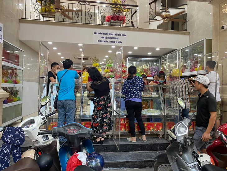 Cửa hàng bánh Trung thu truyền thống lắp vách ngăn chống dịch - Ảnh 1. Cửa hàng bánh Trung thu truyền thống lắp vách ngăn chống dịch - Ảnh 1.