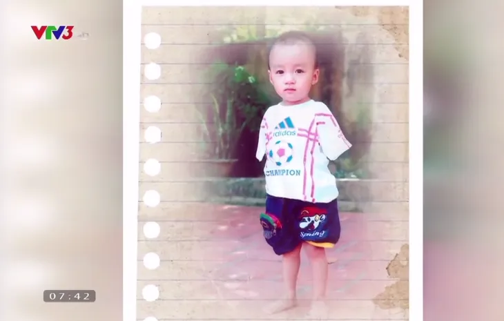 Cậu bé không tay vẽ cuộc đời bằng đôi chân kỳ diệu - Ảnh 1. Cậu bé không tay vẽ cuộc đời bằng đôi chân kỳ diệu - Ảnh 1.