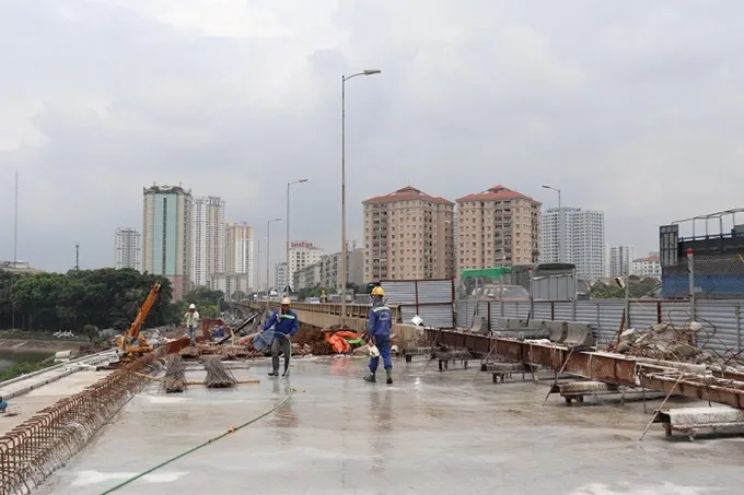 Gấp rút hoàn thiện cầu vượt hồ Linh Đàm - Ảnh 2. Gấp rút hoàn thiện cầu vượt hồ Linh Đàm - Ảnh 2.