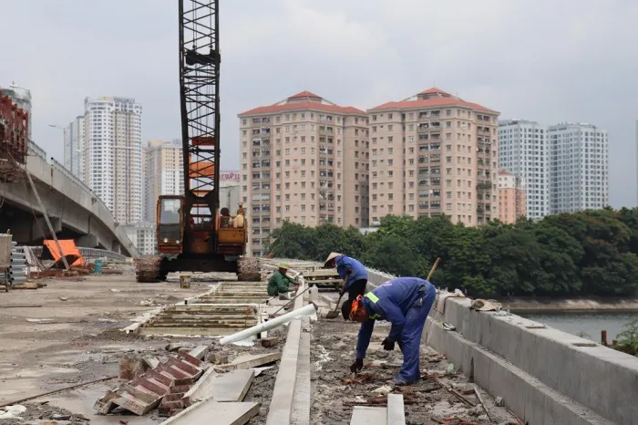 Gấp rút hoàn thiện cầu vượt hồ Linh Đàm - Ảnh 8. Gấp rút hoàn thiện cầu vượt hồ Linh Đàm - Ảnh 8.