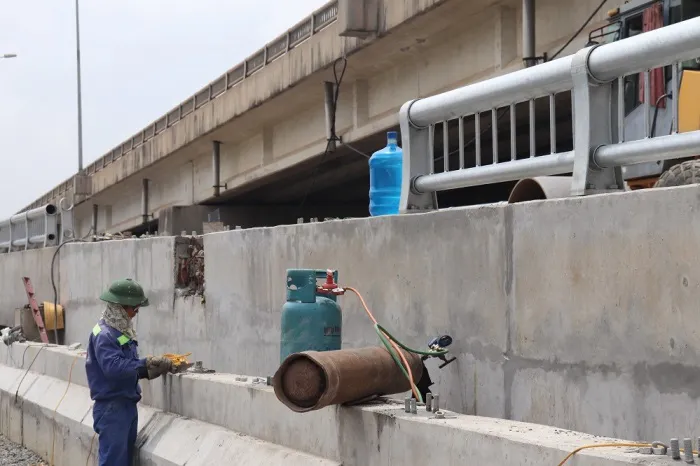 Gấp rút hoàn thiện cầu vượt hồ Linh Đàm - Ảnh 6. Gấp rút hoàn thiện cầu vượt hồ Linh Đàm - Ảnh 6.