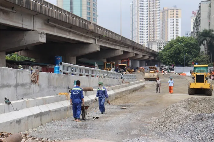Gấp rút hoàn thiện cầu vượt hồ Linh Đàm - Ảnh 5. Gấp rút hoàn thiện cầu vượt hồ Linh Đàm - Ảnh 5.