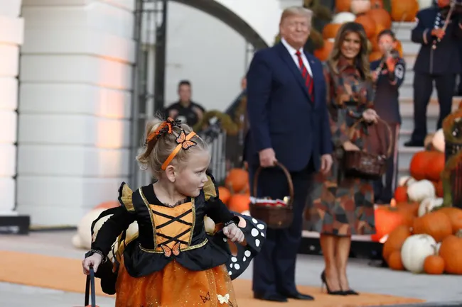 COVID-19 phủ bóng đen lên không khí Halloween tại Mỹ - Ảnh 1. COVID-19 phủ bóng đen lên không khí Halloween tại Mỹ - Ảnh 1.