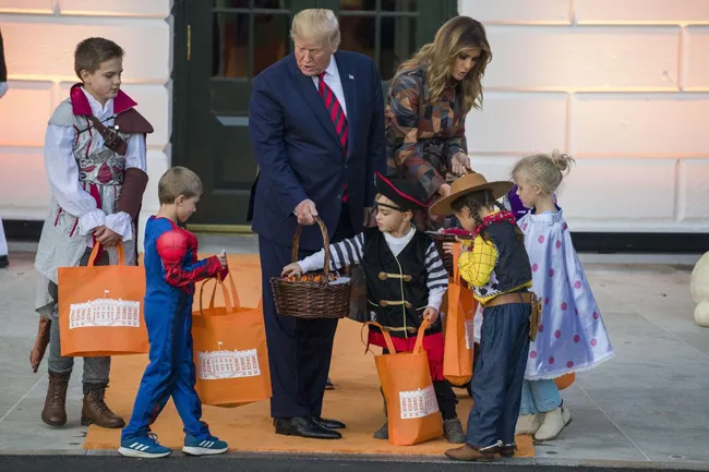 COVID-19 phủ bóng đen lên không khí Halloween tại Mỹ - Ảnh 3. COVID-19 phủ bóng đen lên không khí Halloween tại Mỹ - Ảnh 3.