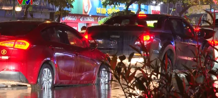 Chậm tiến độ các dự án thoát nước, đường Hà Nội ngập không lối thoát ngày mưa - Ảnh 1. Chậm tiến độ các dự án thoát nước, đường Hà Nội ngập không lối thoát ngày mưa - Ảnh 1.