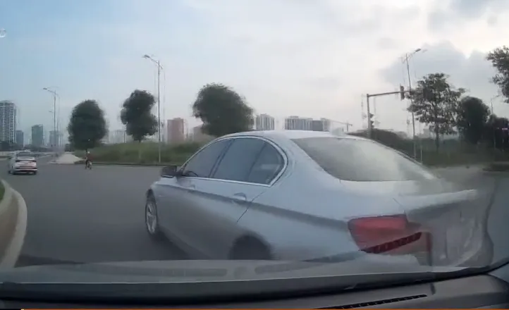 VIDEO giao thông: Ô tô vượt ẩu tại vòng xuyến, va chạm ô tô cùng chiều - Ảnh 1. VIDEO giao thông: Ô tô vượt ẩu tại vòng xuyến, va chạm ô tô cùng chiều - Ảnh 1.