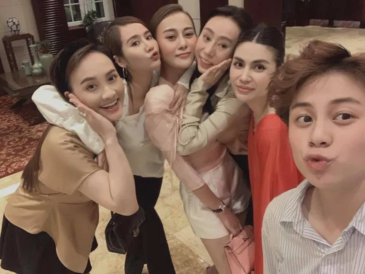 Phương Oanh tiệc tùng cùng Bảo Thanh, Huyền Lizzie dịp sinh nhật - Ảnh 4. Phương Oanh tiệc tùng cùng Bảo Thanh, Huyền Lizzie dịp sinh nhật - Ảnh 4.