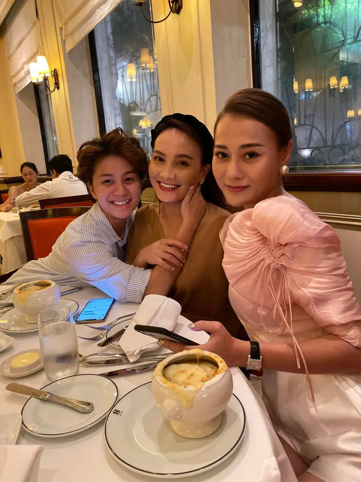 Phương Oanh tiệc tùng cùng Bảo Thanh, Huyền Lizzie dịp sinh nhật - Ảnh 5. Phương Oanh tiệc tùng cùng Bảo Thanh, Huyền Lizzie dịp sinh nhật - Ảnh 5.