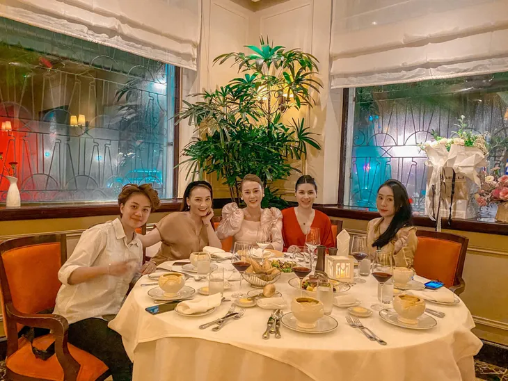 Phương Oanh tiệc tùng cùng Bảo Thanh, Huyền Lizzie dịp sinh nhật - Ảnh 6. Phương Oanh tiệc tùng cùng Bảo Thanh, Huyền Lizzie dịp sinh nhật - Ảnh 6.
