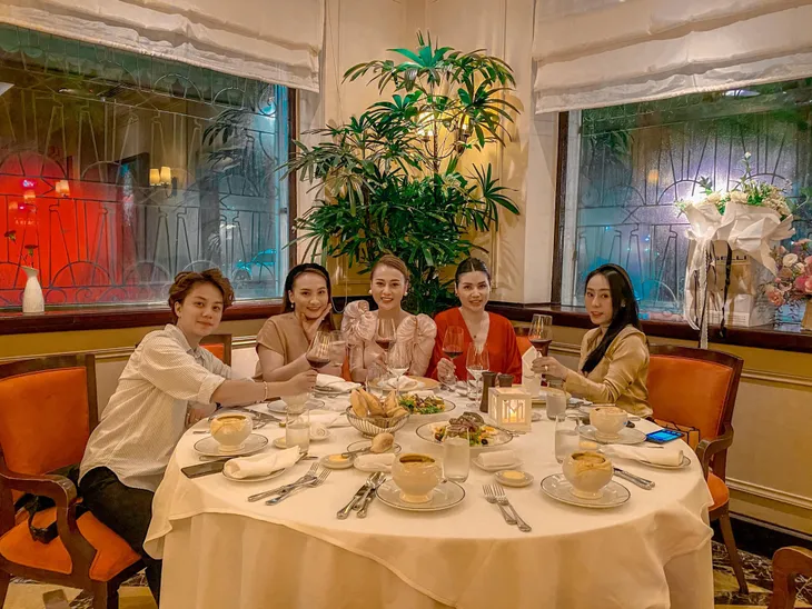 Phương Oanh tiệc tùng cùng Bảo Thanh, Huyền Lizzie dịp sinh nhật - Ảnh 1. Phương Oanh tiệc tùng cùng Bảo Thanh, Huyền Lizzie dịp sinh nhật - Ảnh 1.