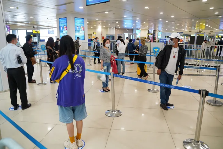 Sân bay Nội Bài tăng cường các biện pháp phòng chống COVID-19 dịp nghỉ lễ - Ảnh 1. Sân bay Nội Bài tăng cường các biện pháp phòng chống COVID-19 dịp nghỉ lễ - Ảnh 1.