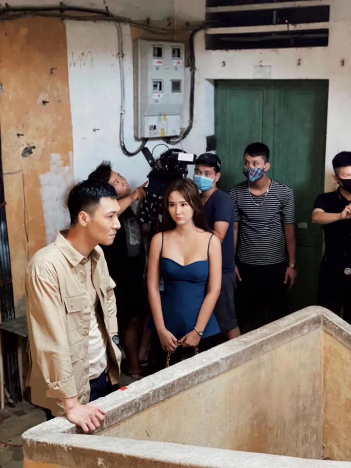 Huyền Lizzie tung ảnh hậu trường cực gợi cảm bên Mạnh Trường phong trần - Ảnh 1. Huyền Lizzie tung ảnh hậu trường cực gợi cảm bên Mạnh Trường phong trần - Ảnh 1.
