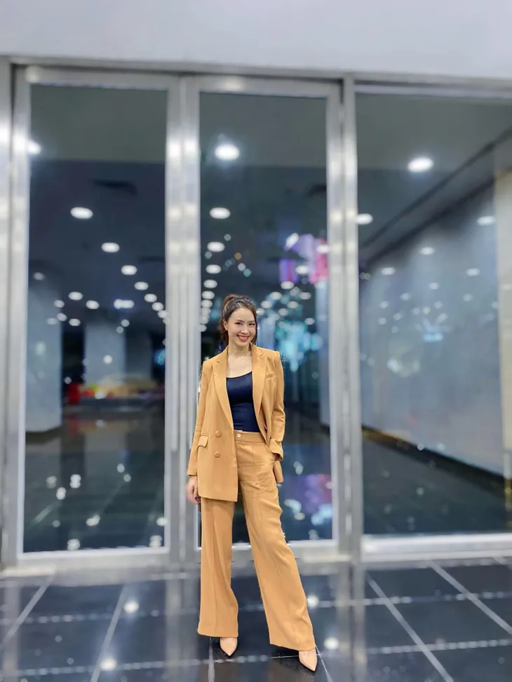 Đầu thu, ngắm dàn MC, BTV, diễn viên diện suit đẹp ngút ngàn - Ảnh 6. Đầu thu, ngắm dàn MC, BTV, diễn viên diện suit đẹp ngút ngàn - Ảnh 6.