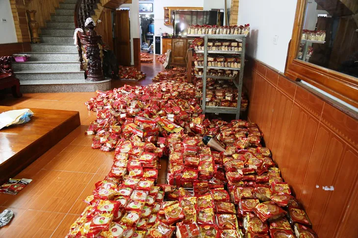 Thu giữ hơn 1.200 bánh Trung thu không bảo đảm VSATTP - Ảnh 1. Thu giữ hơn 1.200 bánh Trung thu không bảo đảm VSATTP - Ảnh 1.